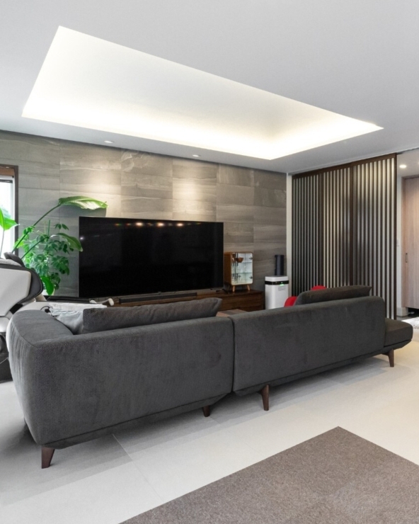 大開口一面窓で眺望を楽しむ、ホテルライクな平屋の家 