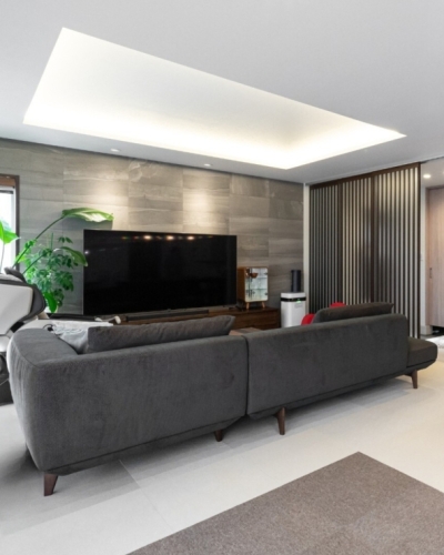 大開口一面窓で眺望を楽しむ、ホテルライクな平屋の家