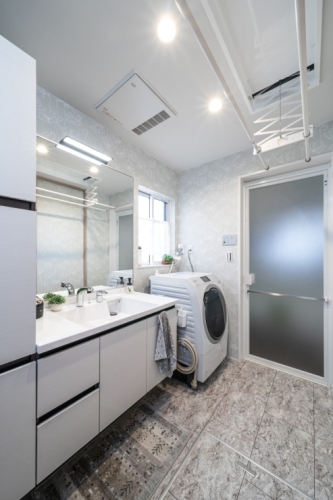 大開口一面窓で眺望を楽しむ、ホテルライクな平屋の家