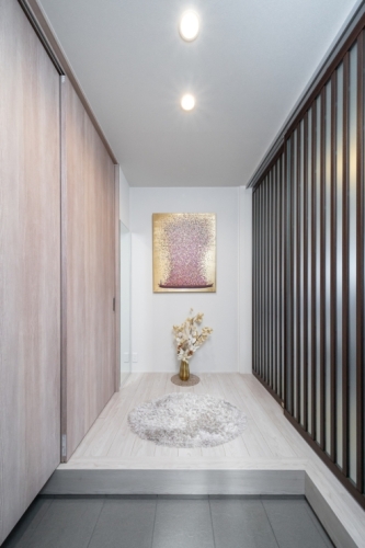 大開口一面窓で眺望を楽しむ、ホテルライクな平屋の家