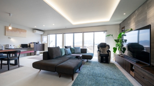 大開口一面窓で眺望を楽しむ、ホテルライクな平屋の家