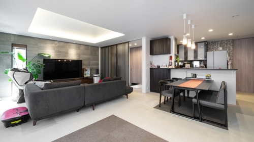 大開口一面窓で眺望を楽しむ、ホテルライクな平屋の家