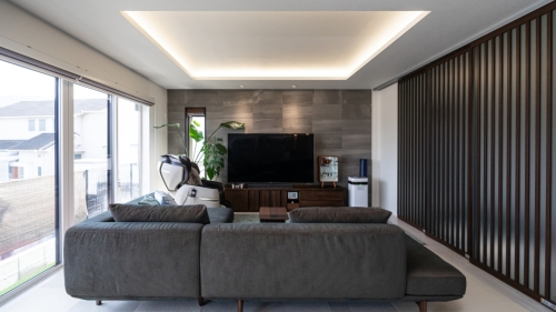 大開口一面窓で眺望を楽しむ、ホテルライクな平屋の家