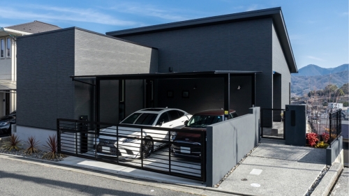 大開口一面窓で眺望を楽しむ、ホテルライクな平屋の家