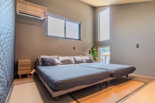 ハーフ吹き抜けの家の寝室