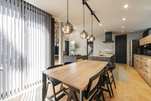 ハーフ吹き抜けの家のダイニング