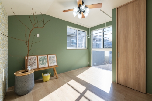 ハーフ吹き抜けの家の洋室