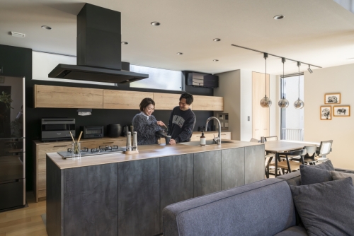 ハーフ吹き抜けの家のキッチン