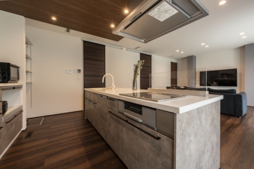 大きな庭が第二のリビングになる家