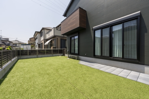 大きな庭が第二のリビングになる家