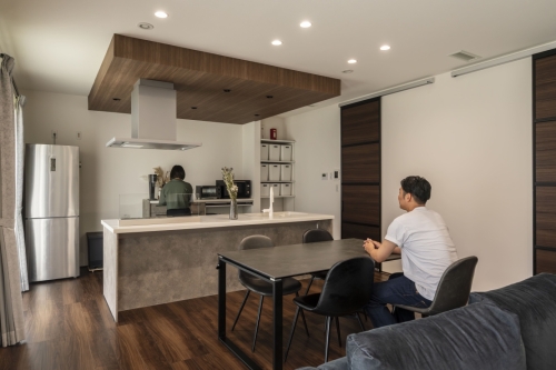 大きな庭が第二のリビングになる家