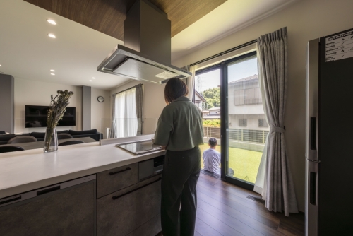 大きな庭が第二のリビングになる家