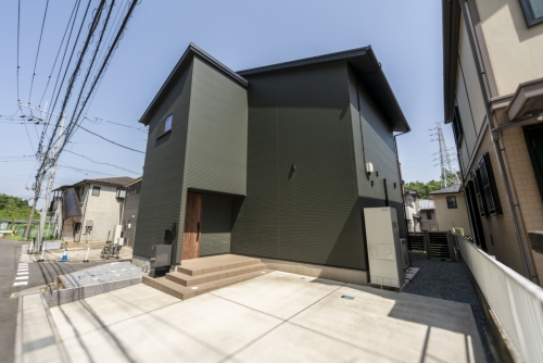 大きな庭が第二のリビングになる家