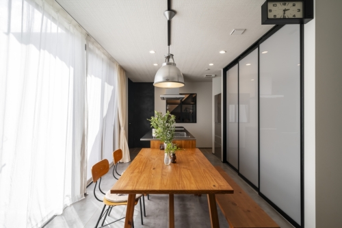 機能美と心地よさが調和する、インダストリアルテイストの家