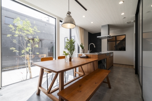 機能美と心地よさが調和する、インダストリアルテイストの家