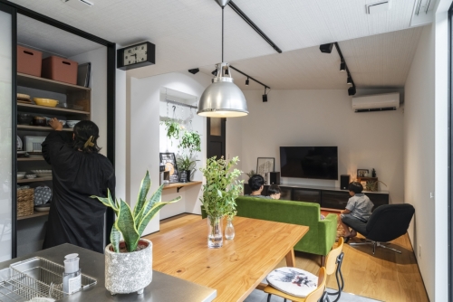 機能美と心地よさが調和する、インダストリアルテイストの家