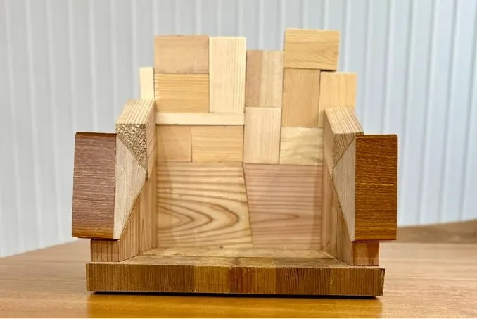 廃材アート 鵬 使用材料:竹の集成材、家屋の廃棄材、家具制作時の端材 制作