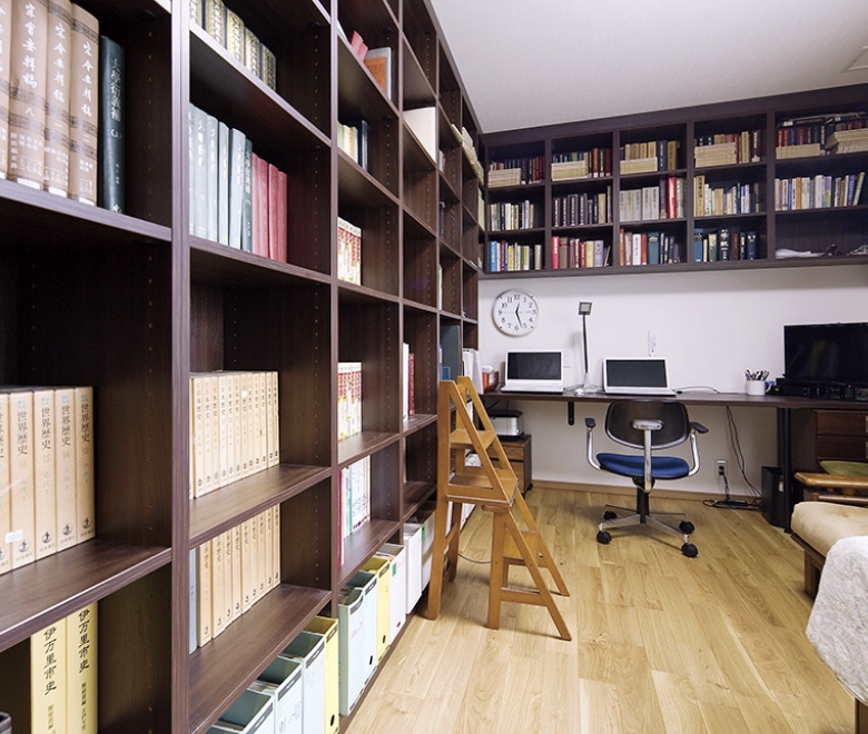 床から天井まで蔵書できる本棚を設置した書斎スペース 